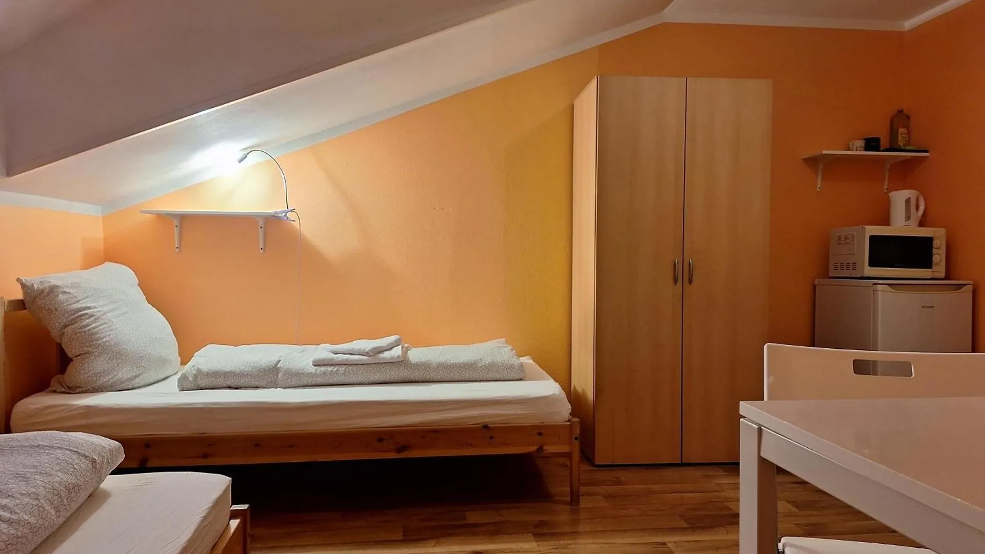 Hostel Low Budget Aubing Apartmenthostel Aub 162 Münih Almanya